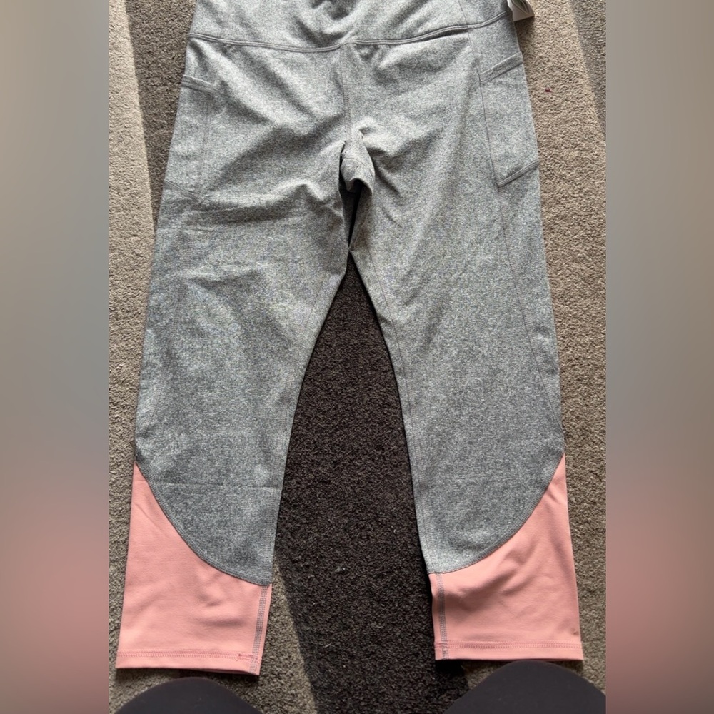 Source Unknown Two-Tone Capris
